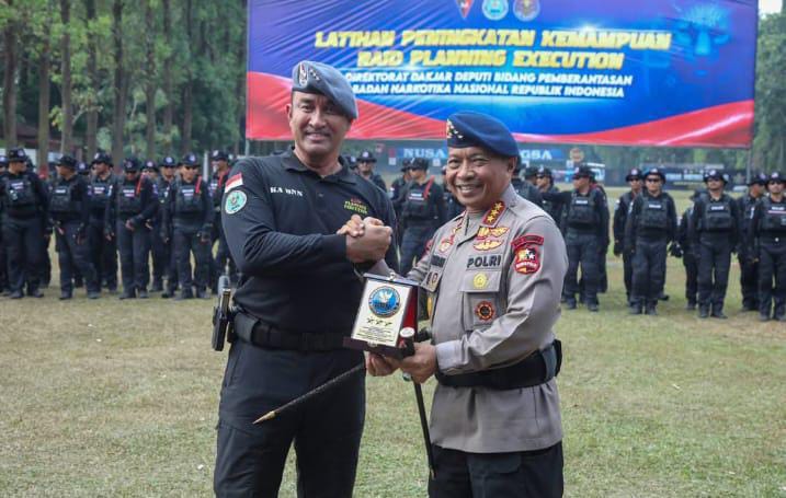 SIAP HADAPI SINDIKAT NARKOTIKA, BNN TUTUP PELATIHAN RPE DENGAN SIMULASI OPERASI TAKTIS